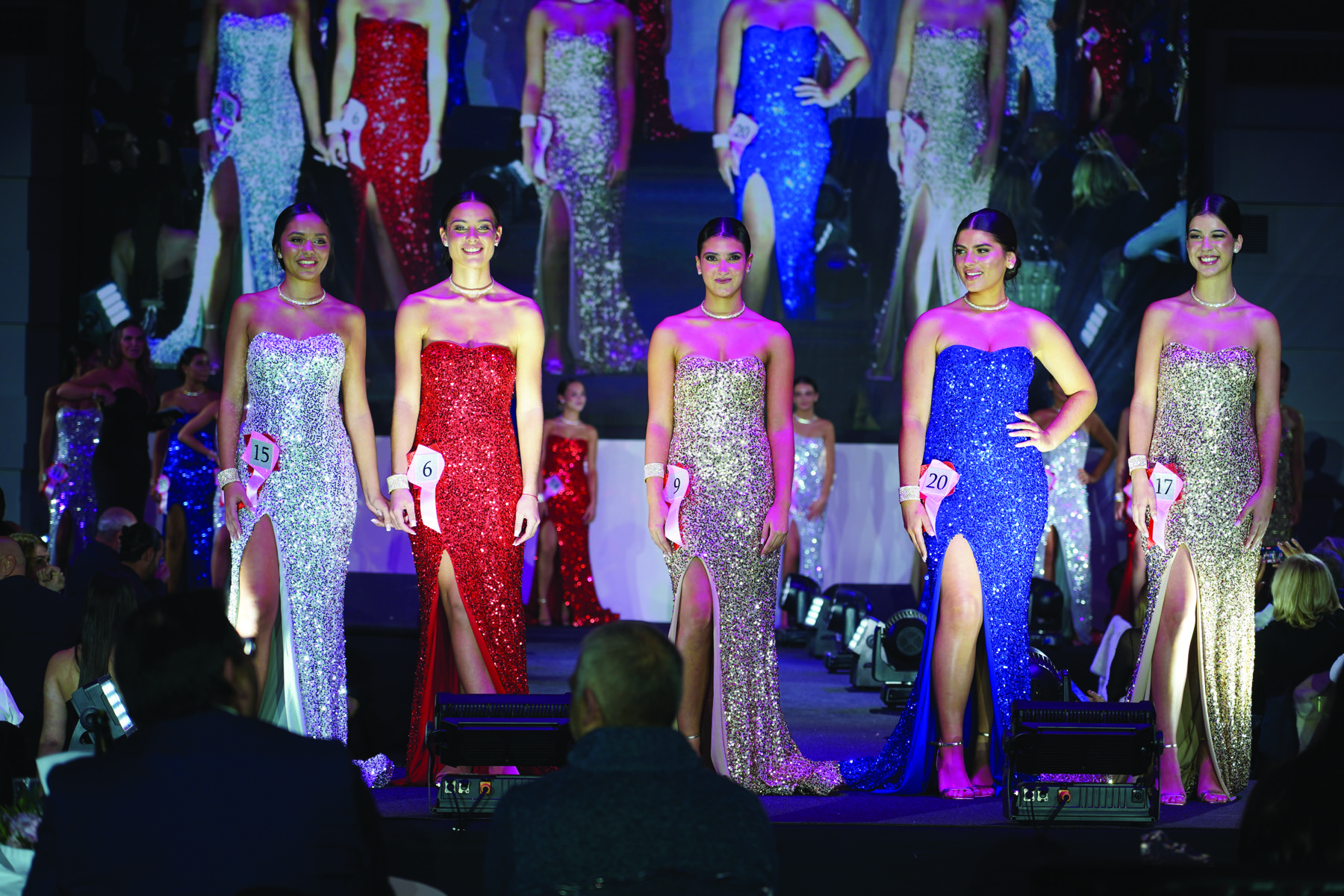 Miss Portuguesa 2025 — finalistes en robes pailletées sur scène