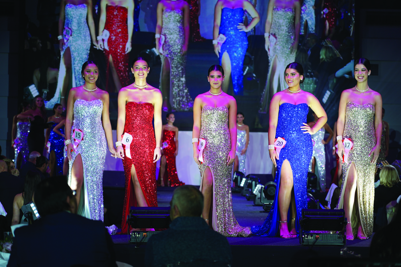 Edição 2025 — finalistas em vestidos de gala sob os holofotes